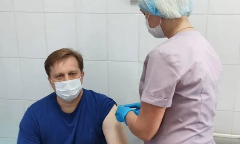 Министр здравоохранения Алтайского края ревакцинировался от коронавируса