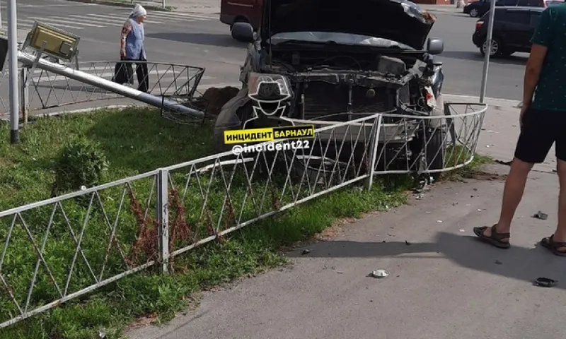 Автомобили столкнулись и сбили дорожный знак в центре Барнаула