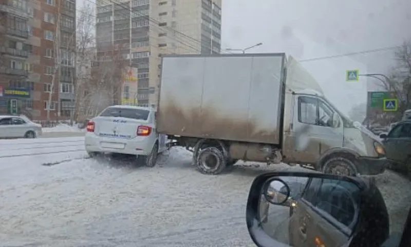 В Барнауле из-за снегопада оказалась перекрыта полоса дороги