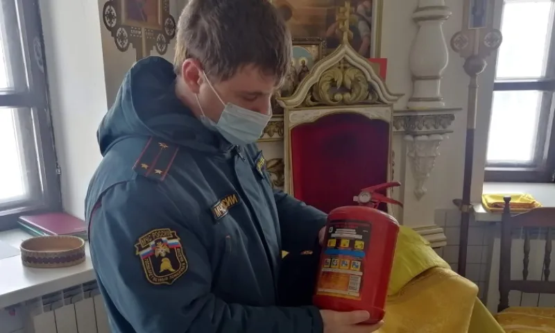 Сотрудники МЧС проверили храмы в Алтайском крае в преддверии Пасхи
