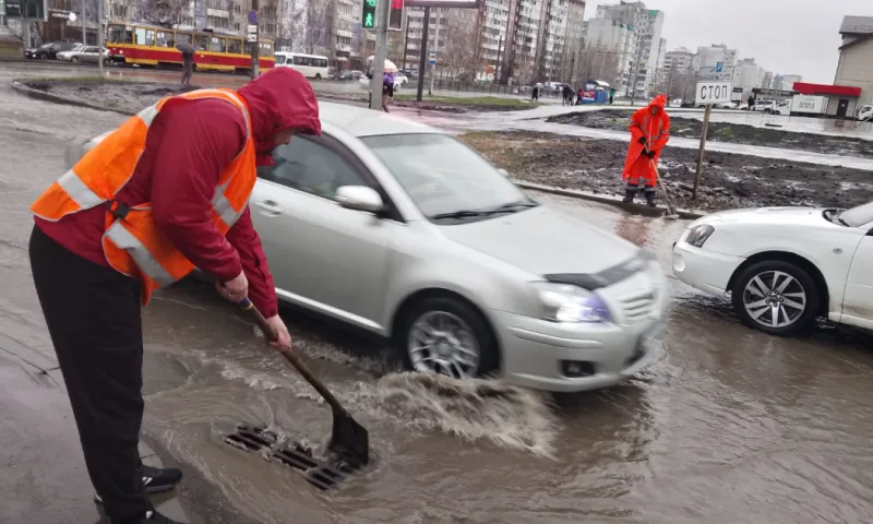 Дорожники борются с последствиями ливня в Барнауле