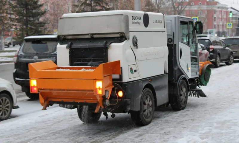 Тротуары на центральной улице Барнаула обрабатывают новым реагентом