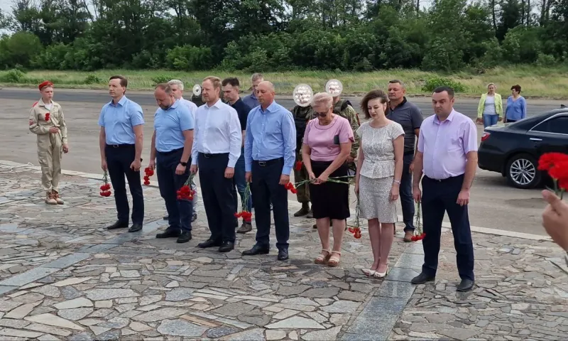 В День памяти и скорби Виктор Томенко посетил памятник «Комбат» в Луганской Народной Республике