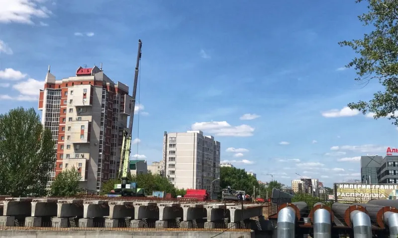 Движение по пешеходному мосту в районе Нового рынка в Барнауле временно изменится 