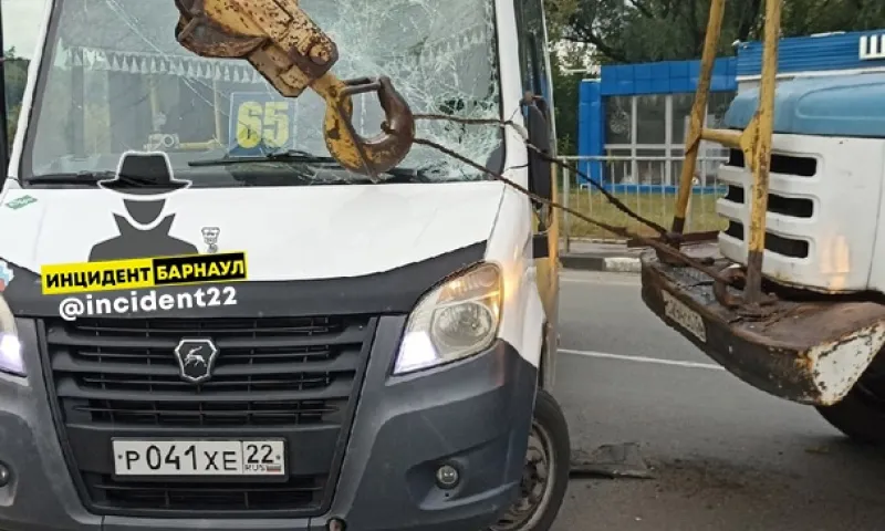 В Барнауле автокран протаранил маршрутное такси