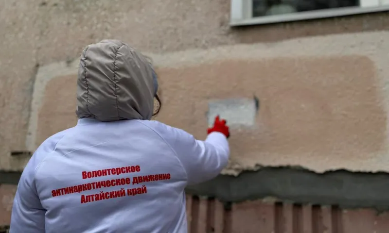 Волонтеры закрасили надписи с рекламой наркотиков в Барнауле