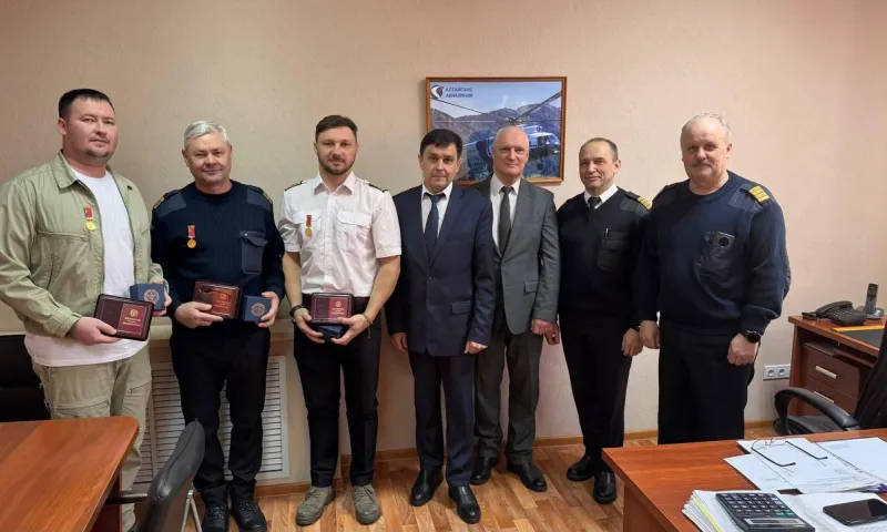 Экипаж вертолёта, спасавший людей с Синюхи, наградили медалями