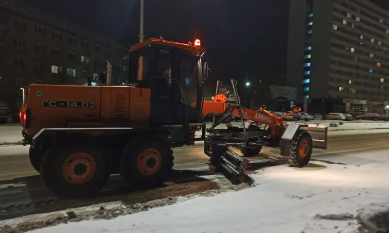 119 единиц техники работало на дорогах Барнаула ночью
