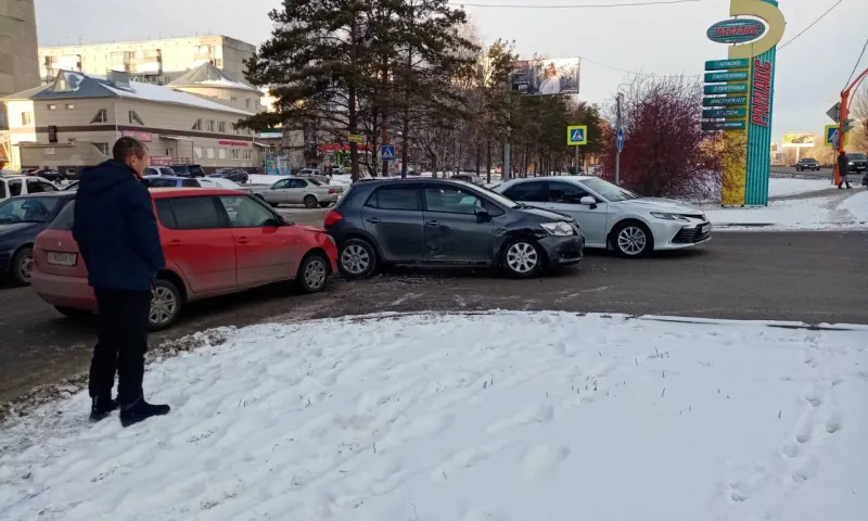 «Тойота» и «Шкода» столкнулись в Барнауле