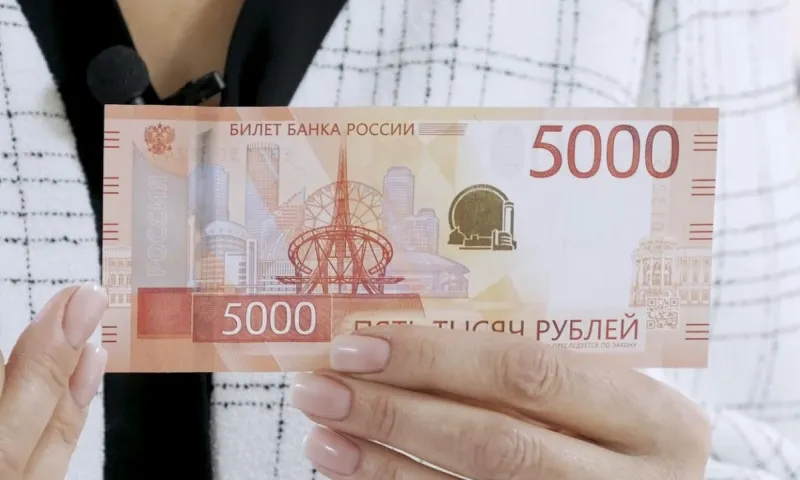Новые пятитысячные купюры поступили в Алтайский край