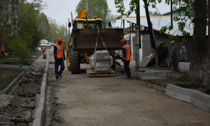 Благоустраивать дворы начали в Индустриальном районе Барнаула