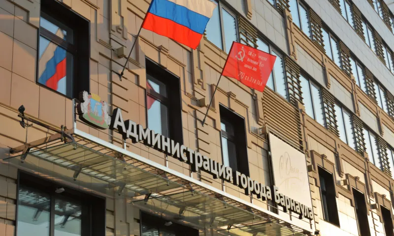 Копии Знамени Победы установили над зданиями Барнаула