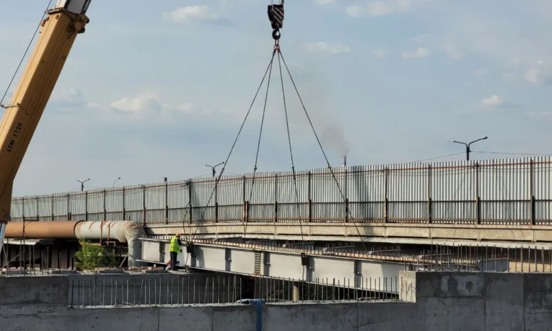 Монтаж пролета большого путепровода на Новом рынке начали в Барнауле