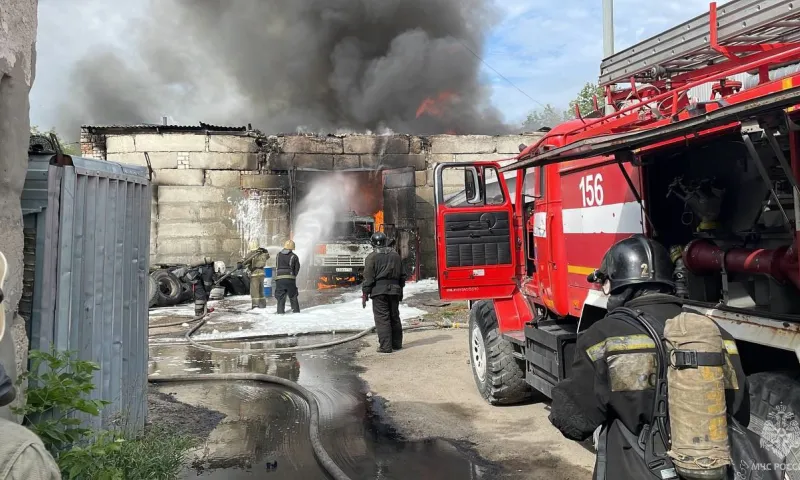 Гаражи с автомобилями загорелись на проспекте Энергетиков в Барнауле