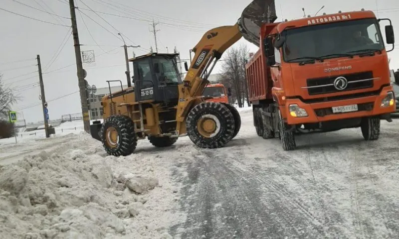 Техника продолжает убирать снег с улиц Барнаула