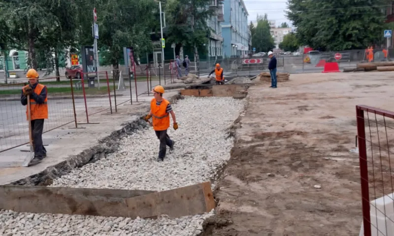 В Барнауле продолжают ремонт теплосети на проспекте Ленина