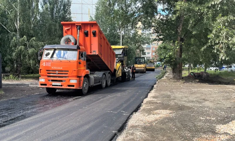 К асфальтированию одной из улиц приступили в Барнауле