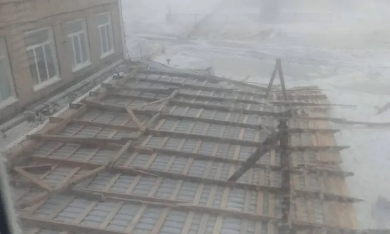 Крыша улетела со здания школьного спортзала в Алейске