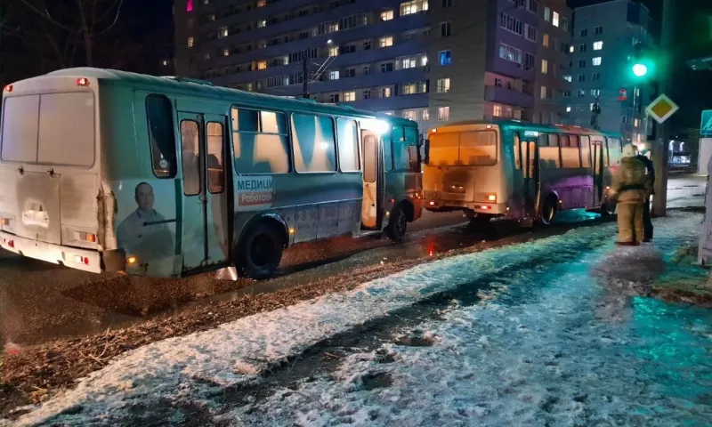 Два автобуса № 35 столкнулись в Бийске