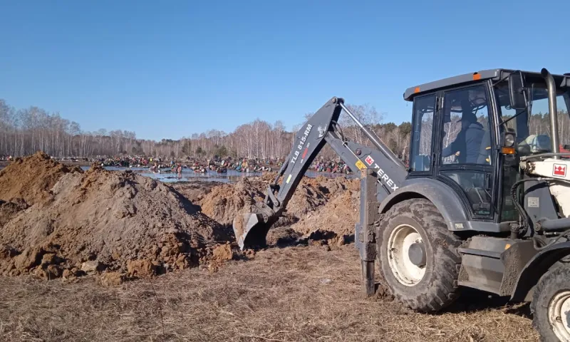 На Черницком кладбище в Барнауле устраняют последствия подтопления