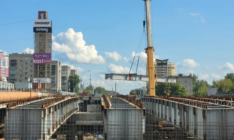 В Барнауле монтируют последний пролёт на мосту на Новом рынке