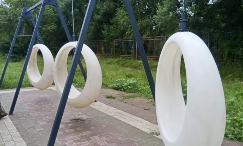 Отремонтированные светящиеся качели вернули на место в Рубцовске   