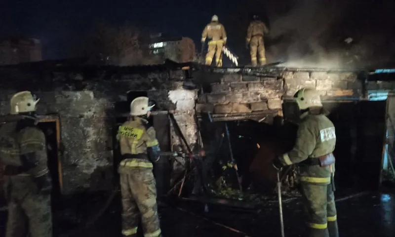 В Октябрьском районе Барнаула ночью произошёл пожар