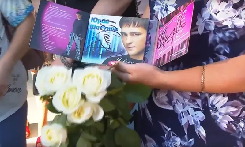 «Всю жизнь любим его»: тысячи барнаульцев пришли на вечер памяти Юрия Шатунова в парк «Изумрудный» 