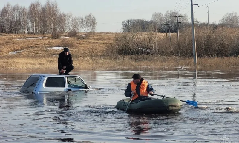 На алтайской трассе автомобиль утонул в талых водах