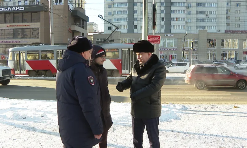 Министр транспорта Алтайского края Антон Воронов провел выездное совещание возле пешеходного перехода