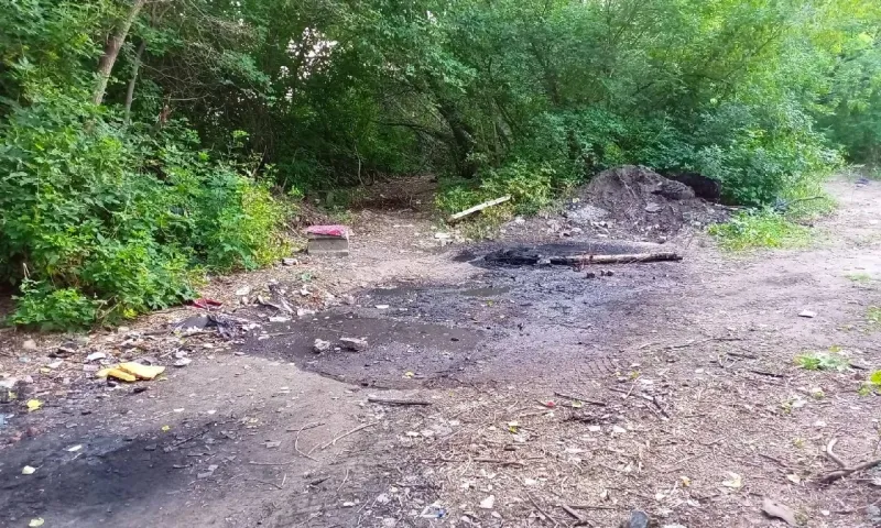 Горевшие покрышки привлекли внимание пожарных в Барнауле