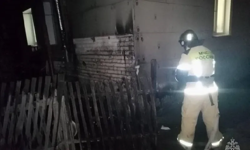 Сотрудники МЧС спасли трёх человек из пожара в Хабарском районе