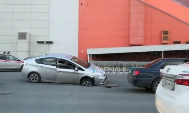 Автомобиль провалился в открытый люк в Барнауле 