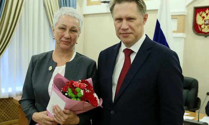 Министр здравоохранения Мурашко вручил награды медикам из Алтайского края