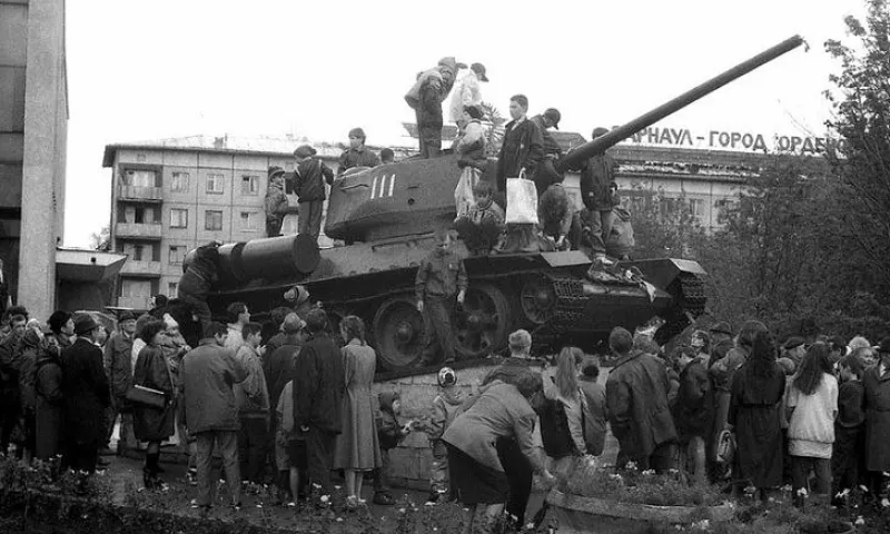 30 лет назад у кинотеатра «Мир» в Барнауле установили танк Т-34