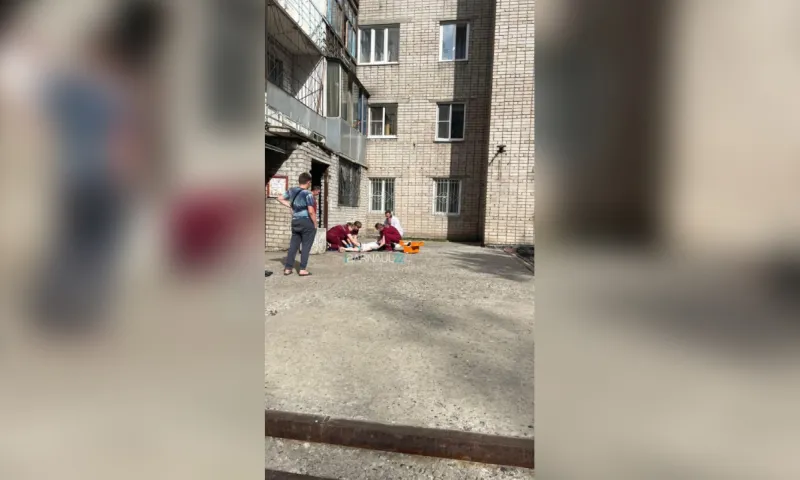 Жительница Барнаула погибла после падения с балкона