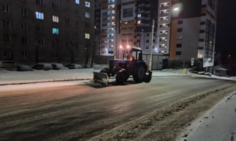 Улицы Барнаула обрабатывают противогололёдными материалами