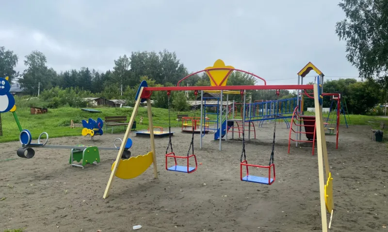 Детские площадки обустроили в пригороде Барнаула