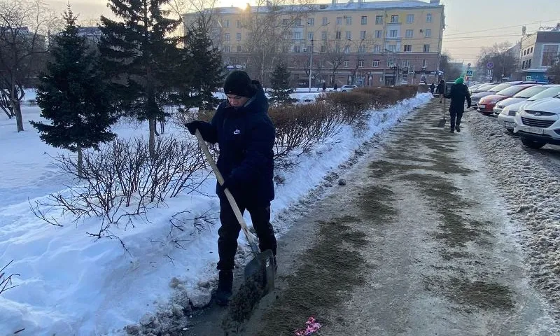 Барнаульские студенты помогают очищать тротуары, лестницы и пешеходные переходы от наледи