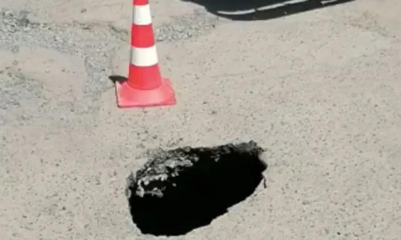 Асфальт обвалился на одной из барнаульских улиц