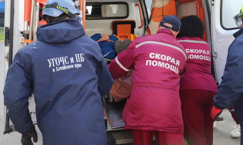 Спасатели помогли транспортировать крупногабаритного барнаульца