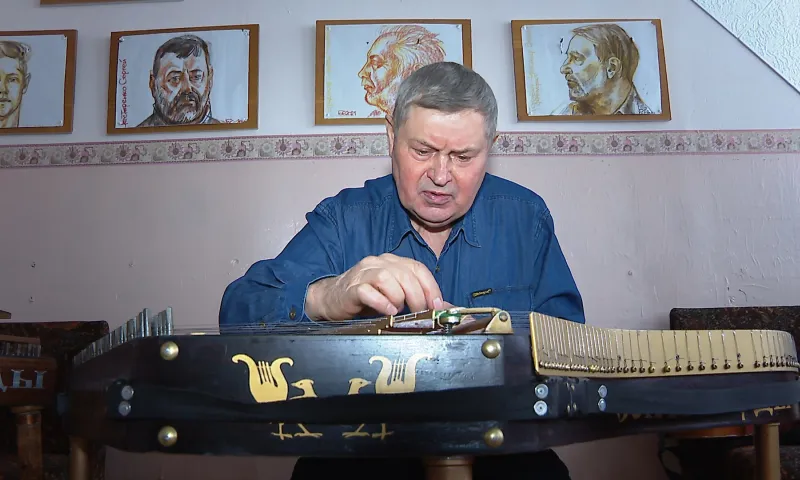 100 экземпляров в коллекции: барнаулец больше 40 лет реставрирует и изобретает музыкальные инструменты