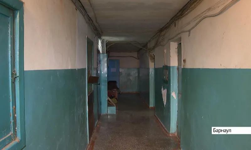 Десять лет до новой крыши. Жителей Барнаула уже несколько недель заливает водой с потолка