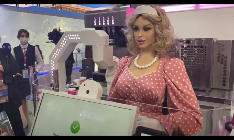Робот ‎Дуняша‎ продаёт кофе участникам ПМЭФ