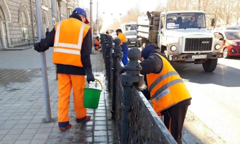 115 рабочих продолжают уборку городских улиц, моют и красят остановки в Барнауле