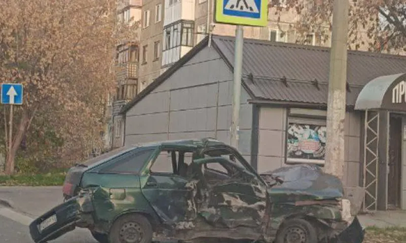 Три человека пострадали при столкновении ВАЗа с иномаркой в Барнауле