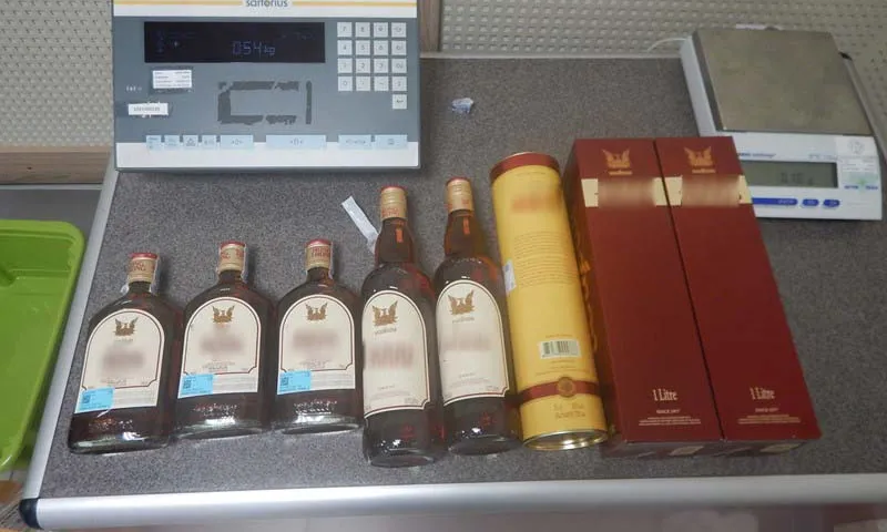 9 бутылок алкоголя и коралл: запрещённую продукцию выявили таможенники у алтайских туристов