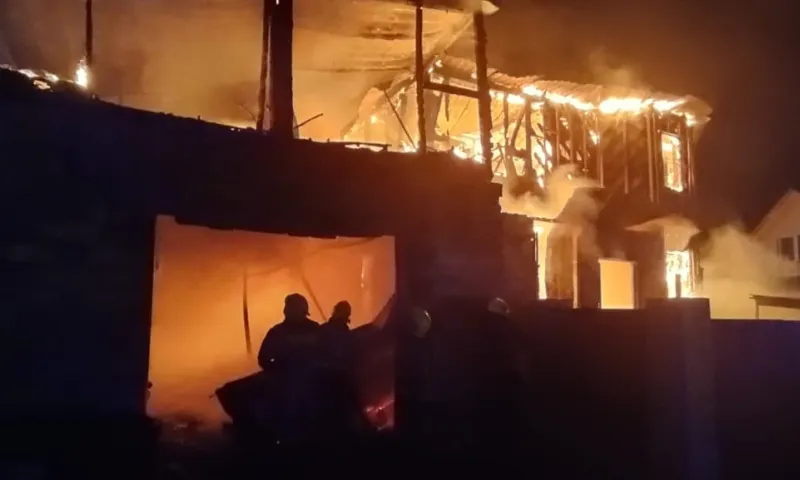 Крупный пожар произошел в барнаульском поселке