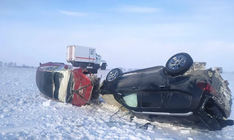 Автомобили иностранцев перевернулись во время буксировки на алтайской трассе