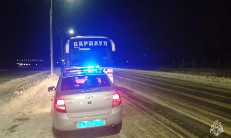 Пассажирский автобус сломался на трассе в Алтайском крае